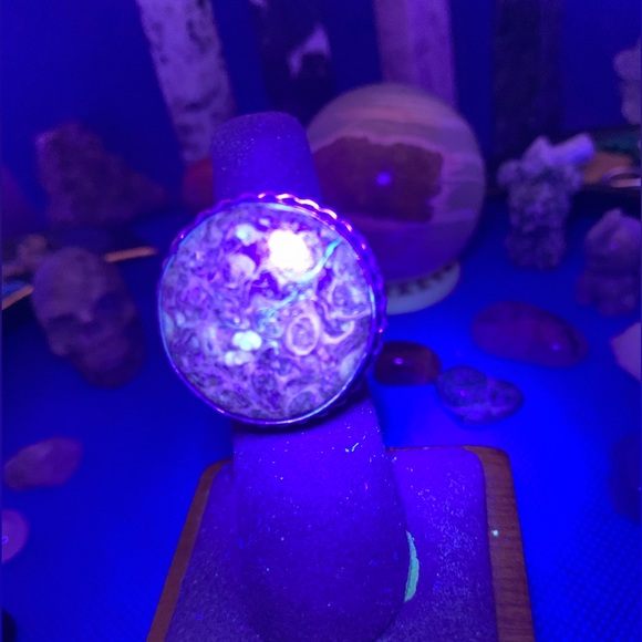 Comfort Curl Adjustable Large Round Turritella Ring! GLOWS UNDER BLACKLIGHT! - Picture 11 of 16